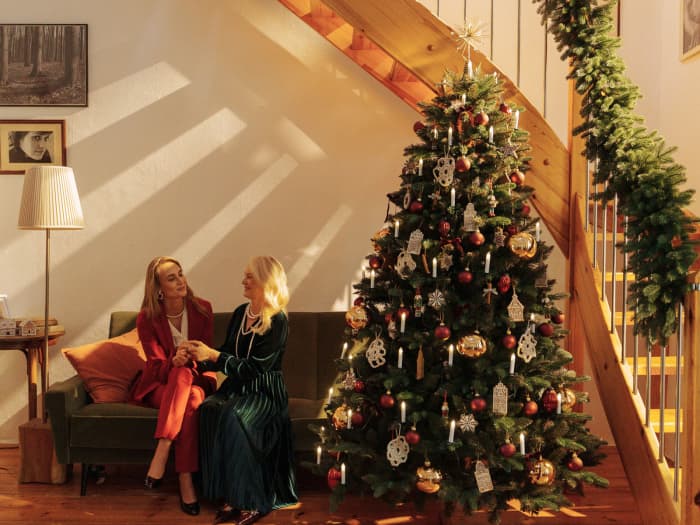 Mama i córka siedzą razem na sofie obok przystrojonej choinki FairyTrees FT29, rozmawiając w ciepłym świetle popołudnia