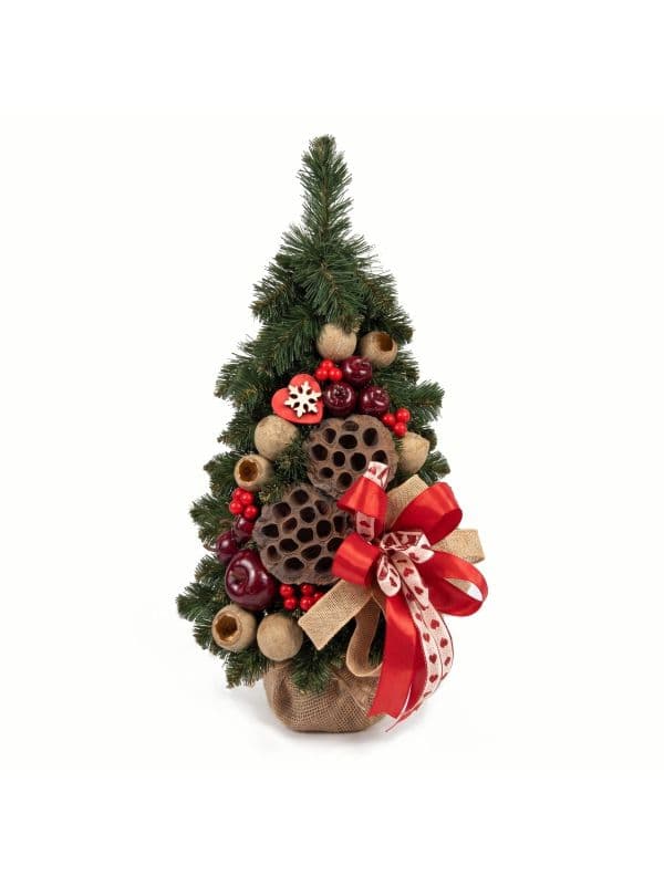 Mała sztuczna choinka stożkowa 40 cm udekorowana w stylu COZY z naturalnymi dodatkami, na białym tle. 