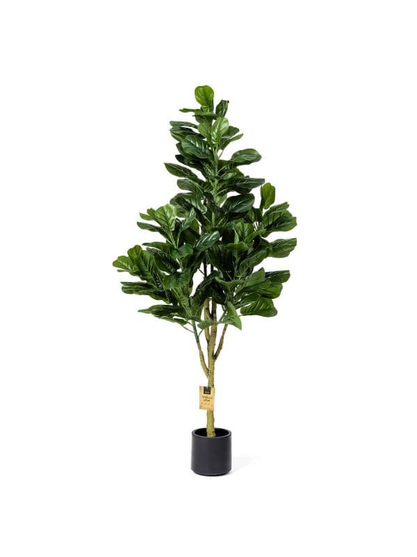 Sztuczny fikus dębolistny 160 cm FairyTrees o wyrazistej sylwetce i ciemnozielonych liściach w kształcie liry na jasnym tle.