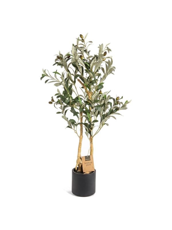 Sztuczne drzewko oliwne 90 cm FairyTrees z delikatnymi gałązkami, zielonymi listkami i oliwkami na jasnym tle.