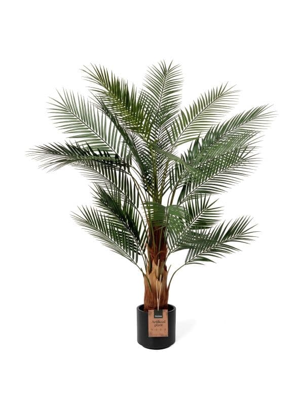 Sztuczna palma tarasowa 160 cm FairyTrees z rozłożystymi, pierzastymi liśćmi na jasnym tle. 