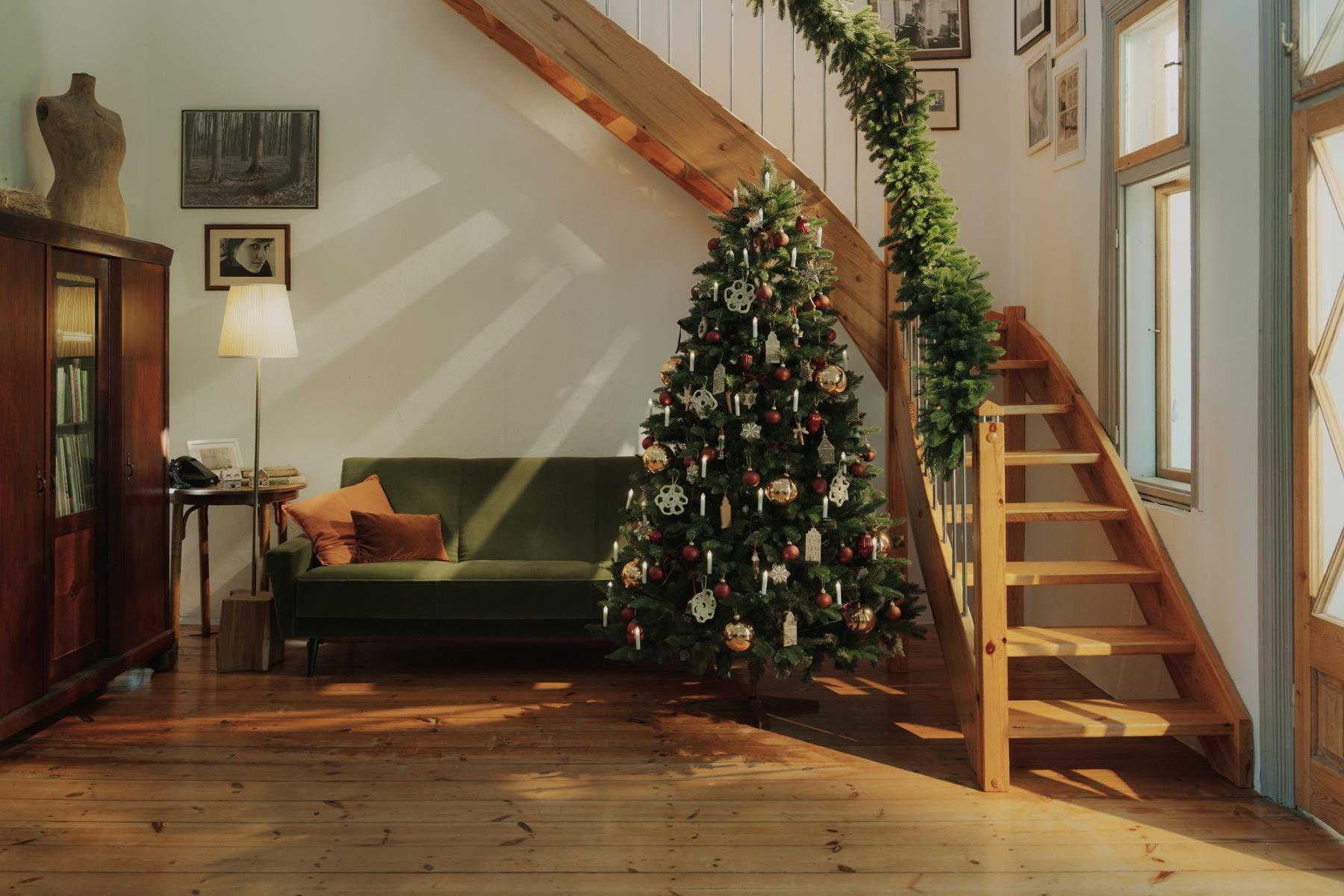 Choinka Fairytrees FT29 stoi udekorowana w przytulnym domku