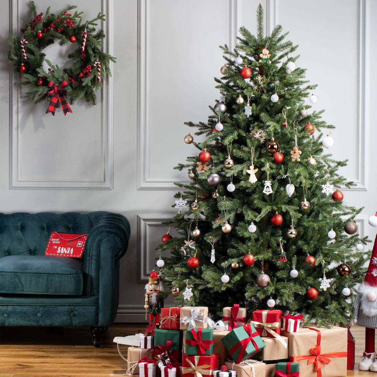 Choinka Fairytrees FT33 udekorowana świątecznie w eleganckim pomieszczeniu