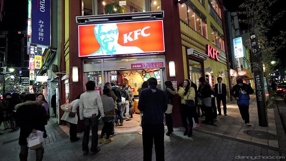 Kolejka przed wejściem do lokalu KFC w Tokio, Boże Narodzenie 2010 r.