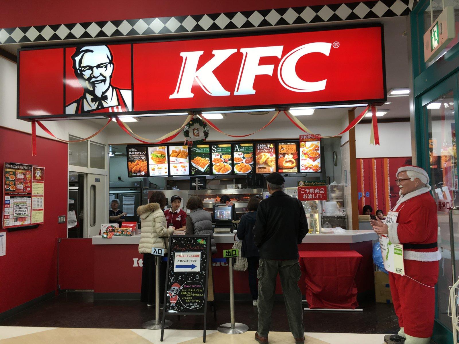 Wnętrze restauracji KFC podczas świąt Bożego Narodzenia w Tokio w 2015 roku.